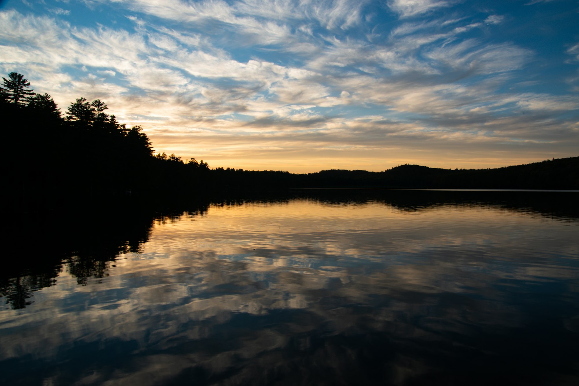 Solnedgång över en skogssjö